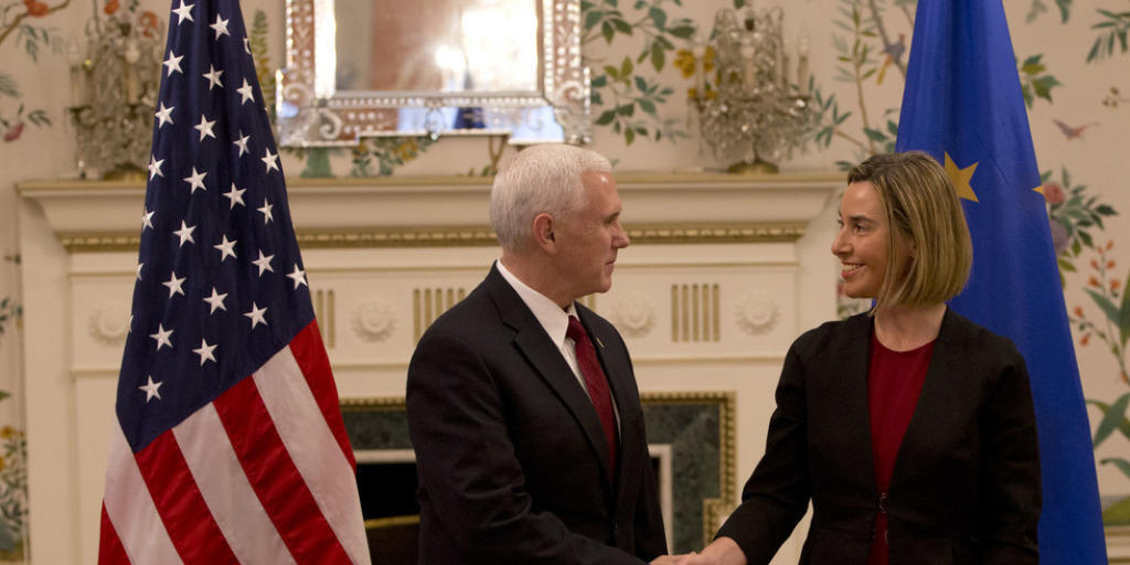 US-Vizepräsident Mike Pence (l.) mit der EU-Aussenbeauftragten Federica Mogherini in der US-Botschaft in Brüssel. US-Vizepräsident Mike Pence (l.) mit der EU-Aussenbeauftragten Federica Mogherini in der US-Botschaft in Brüssel.