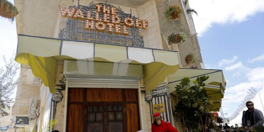 In Bethlehem hat Banksy im März 2017 das Walled Off Hotel eröffnet. Sein Eingang blickt auf die Mauer zwischen Israel und dem Westjordanland. (Archiv) In Bethlehem hat Banksy im März 2017 das Walled Off Hotel eröffnet. Sein Eingang blickt auf die Mauer zwischen Israel und dem Westjordanland. (Archiv)