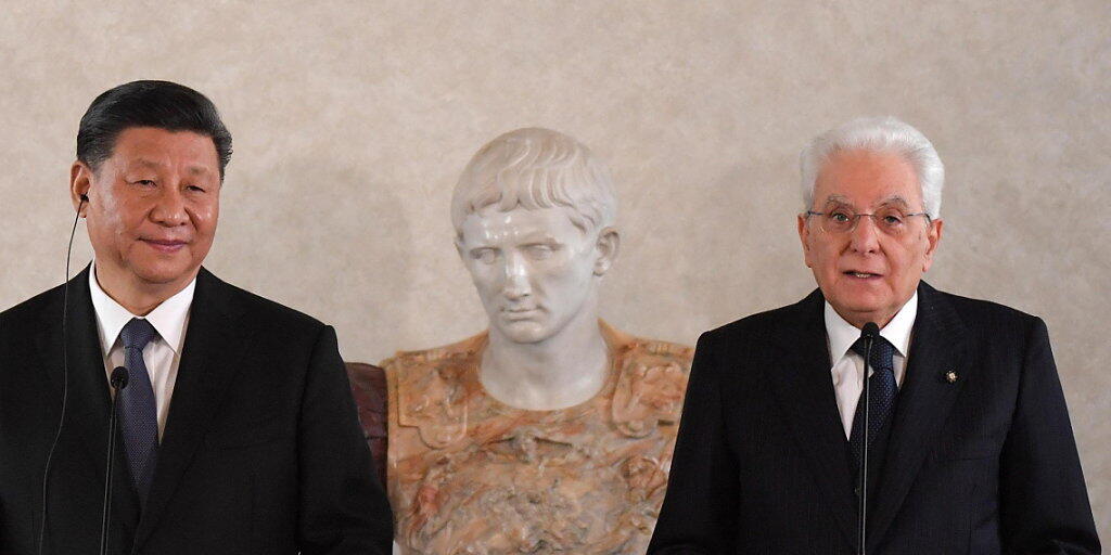Der italienische Staatspräsident Sergio Mattarella hat seinen chinesischen Amtskollegen Xi Jinping im Quirinalspalast empfangen. Der italienische Staatspräsident Sergio Mattarella hat seinen chinesischen Amtskollegen Xi Jinping im Quirinalspalast empfangen.