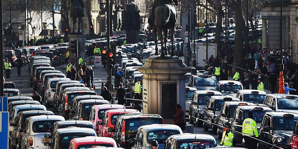 In der Corona-Krise leiden die Londoner Taxi-Fahrer mit ihren berühmten Black Cabs stark unter der sinkenden Nachfrage. Die Zahl der registrierten Fahrzeuge ist innerhalb von fünf Monaten um etwa ein Fünftel gesunken. (Archivbild) In der Corona-Krise leiden die Londoner Taxi-Fahrer mit ihren berühmten Black Cabs stark unter der sinkenden Nachfrage. Die Zahl der registrierten Fahrzeuge ist innerhalb von fünf Monaten um etwa ein Fünftel gesunken. (Archivbild)