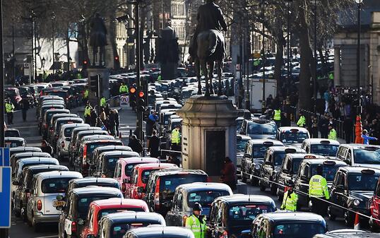 In der Corona-Krise leiden die Londoner Taxi-Fahrer mit ihren berühmten Black Cabs stark unter der sinkenden Nachfrage. Die Zahl der registrierten Fahrzeuge ist innerhalb von fünf Monaten um etwa ein Fünftel gesunken. (Archivbild)