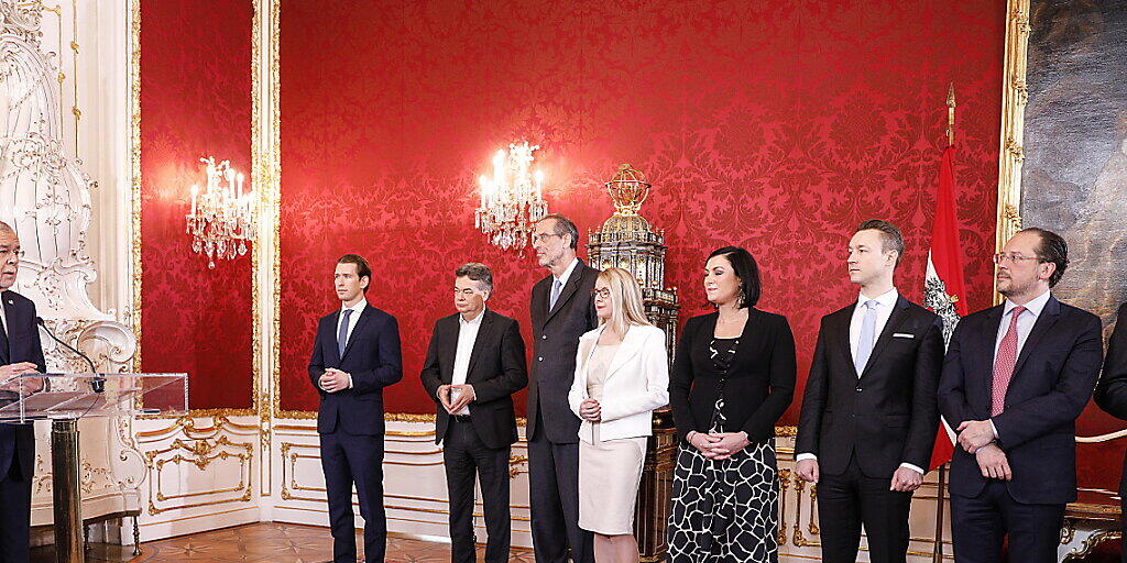 Österreichs Bundespräsident Alexander Van der Bellen (l.) vereidigt die neue Regierung; darunter Bundeskanzler und ÖVP-Chef Sebastian Kurz (2.v.l.) und Grünen-Chef Werner Kogler (3.v.l.) Österreichs Bundespräsident Alexander Van der Bellen (l.) vereidigt die neue Regierung; darunter Bundeskanzler und ÖVP-Chef Sebastian Kurz (2.v.l.) und Grünen-Chef Werner Kogler (3.v.l.)