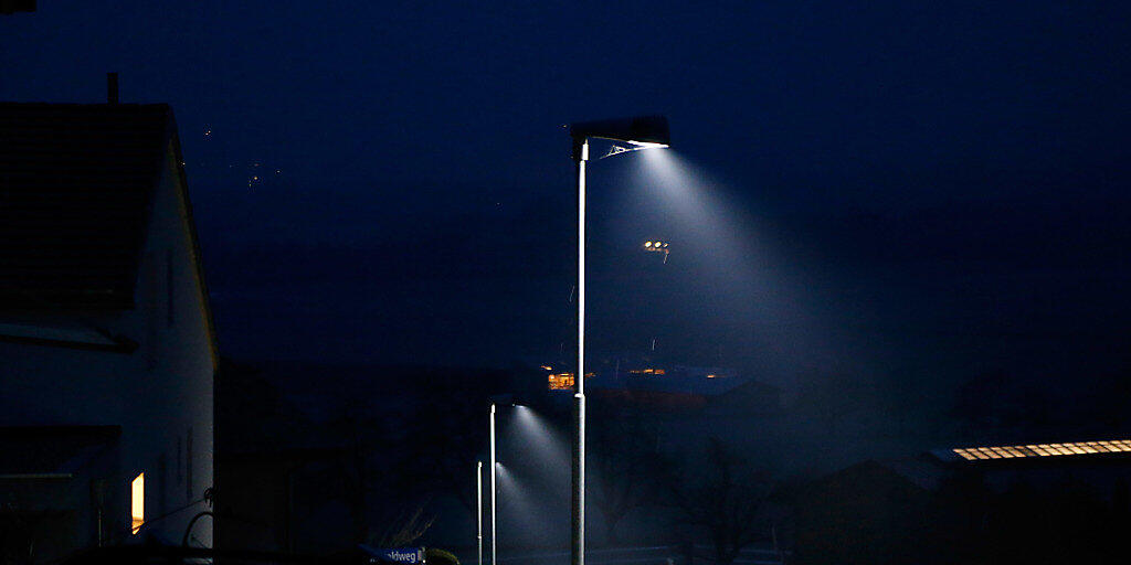 LED-Strassenlampen - wie hier in einer Quartierstrasse in Igis im Churer Rheintal - haben sich durchgesetzt. Dies zeigen die neusten Zahlen des Bundes zum Lichtmarkt Schweiz. (Archiv)