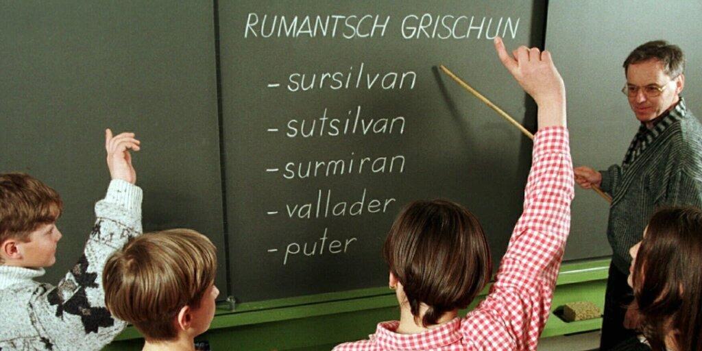 Unterricht in Rumantsch Grischun in einer Schule im Kanton Graub&uuml;nden. Die Dachorganisation Lia Rumantscha w&uuml;nscht sich Sprachunterricht auch ausserhalb des Kantons. (Archivbild)