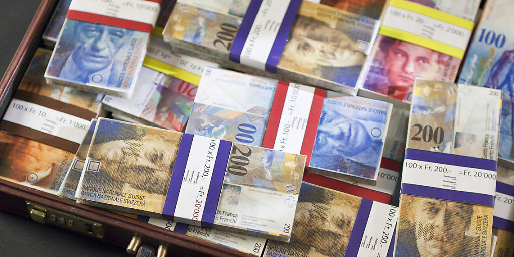Niemand weiss, wie viel Geld an den Steuerbehörden vorbei geschmuggelt worden ist. Dank der kleinen Steueramnestie, die in der Schweiz seit 2010 gilt, sind fast 25 Milliarden Franken wieder ans Licht gekommen. (Symbolbild) Niemand weiss, wie viel Geld an den Steuerbehörden vorbei geschmuggelt worden ist. Dank der kleinen Steueramnestie, die in der Schweiz seit 2010 gilt, sind fast 25 Milliarden Franken wieder ans Licht gekommen. (Symbolbild)