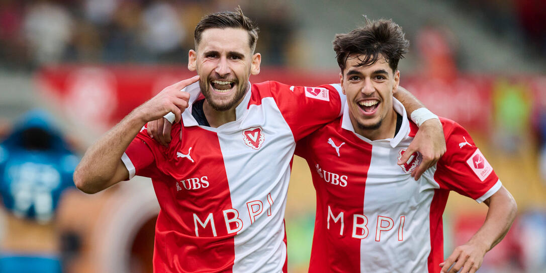 Lutfi Dalipi (r.) er&ouml;ffnete mit seinem Tor in der 19. Minute den starken Auftritt des FC Vaduz. In der 53. Minute bereitete Dalipi das Tor f&uuml;r Milos Cocic (l.) vor, ehe Juan Cabrera in der 60. Minute den Sack zumachte.