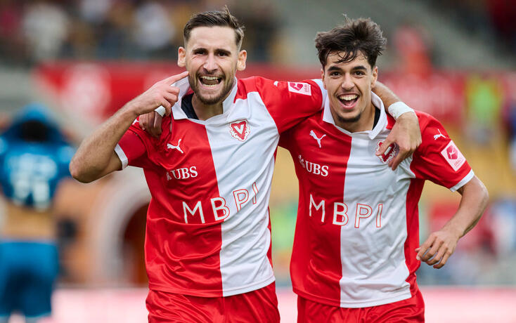 Lutfi Dalipi (r.) er&ouml;ffnete mit seinem Tor in der 19. Minute den starken Auftritt des FC Vaduz. In der 53. Minute bereitete Dalipi das Tor f&uuml;r Milos Cocic (l.) vor, ehe Juan Cabrera in der 60. Minute den Sack zumachte.