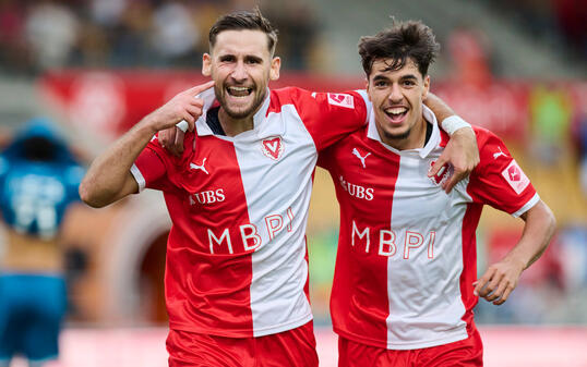 Lutfi Dalipi (r.) er&ouml;ffnete mit seinem Tor in der 19. Minute den starken Auftritt des FC Vaduz. In der 53. Minute bereitete Dalipi das Tor f&uuml;r Milos Cocic (l.) vor, ehe Juan Cabrera in der 60. Minute den Sack zumachte.
