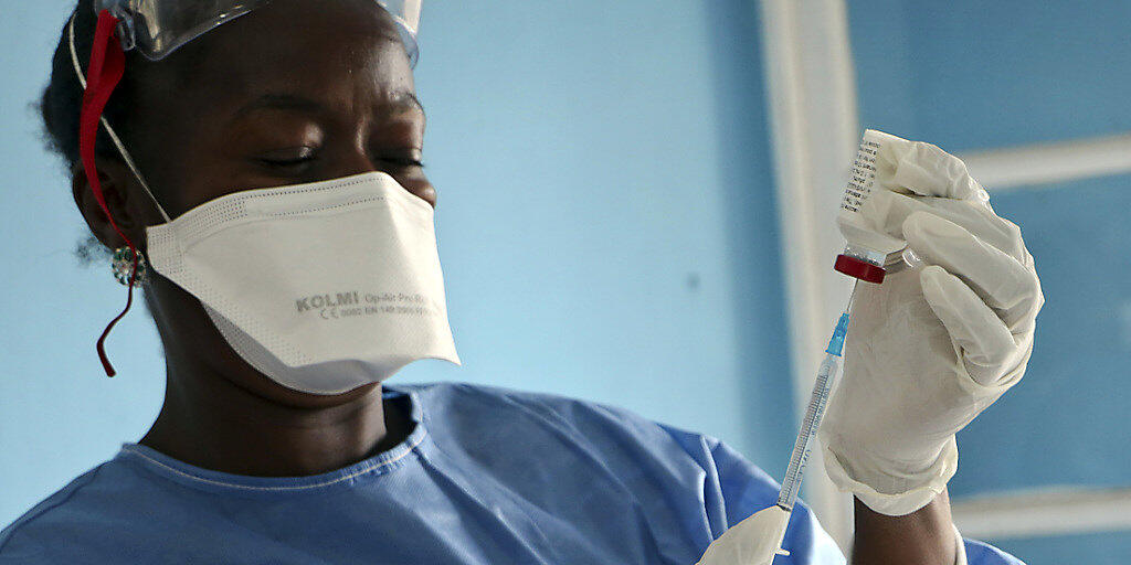 Ein Mitarbeiter der Weltgesundheitsorganisation (WHO) im Kongo bereitet eine Impfspritze gegen das Ebola-Virus vor. (Archivbild)
