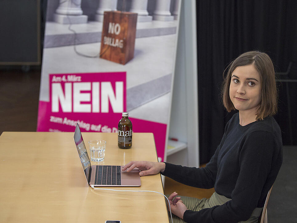 "Anschlag auf die Demokratie": Laura Zimmermann, Co-Präsidentin der Operation Libero, lanciert den Abstimmungskampf gegen die No-Billag-Initiative mit diesem Plakat.