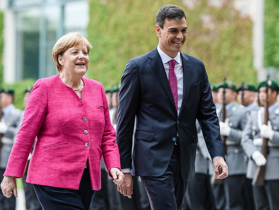 Angela Merkel und Pedro Sanchez am Dienstag in Berlin beim Abschreiten der Ehrengarde.
