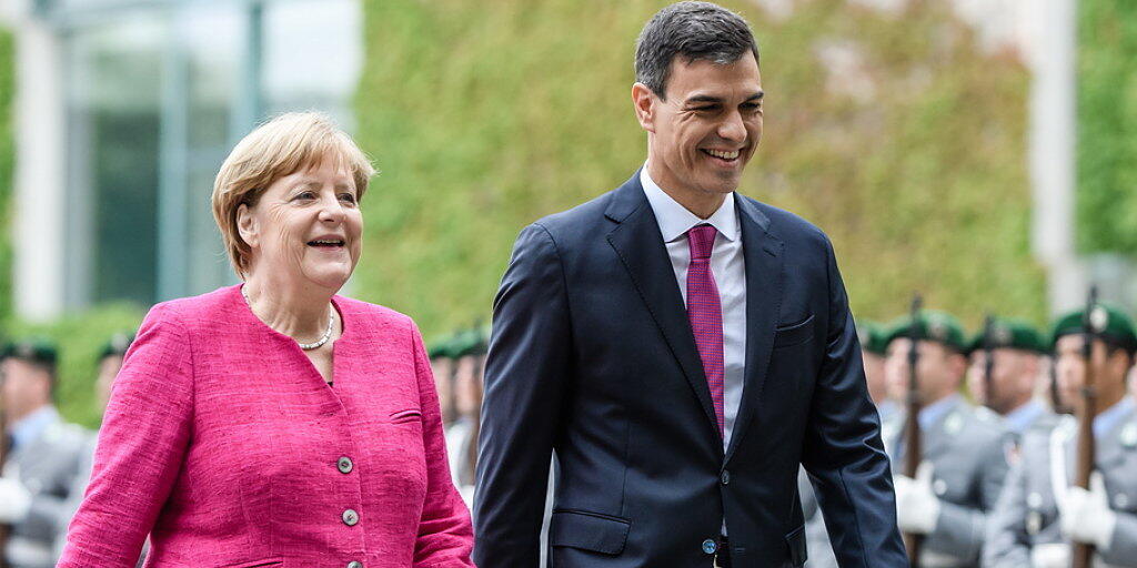 Angela Merkel und Pedro Sanchez am Dienstag in Berlin beim Abschreiten der Ehrengarde.