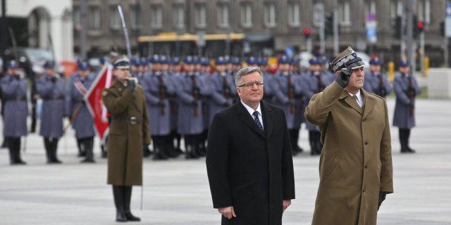 Polens Präsident Komorowski (M.) mit General Grudzinski in Warschau Polens Präsident Komorowski (M.) mit General Grudzinski in Warschau