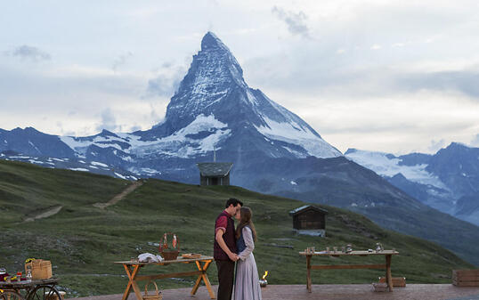 David Taugwalder als Jakob Zmutt und Romaine Müller als Maria Brenni sind "Romeo und Julia am Gornergrat" - ein eindrückliches Freilichtspiel vor eindrücklicher Naturkulisse.