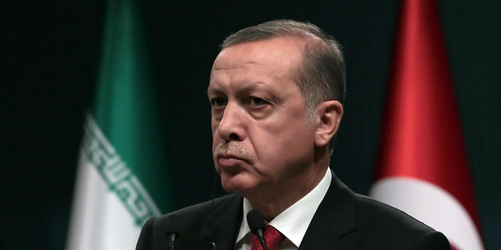 Türken in den Niederlanden wurden von ihrem Konsulat dazu aufgefordert, Beleidigungen an die Adresse des türkischen Präsidenten Recep Tayyip Erdogan zu melden. Alles nur ein Missverständnis, hiess es später. Türken in den Niederlanden wurden von ihrem Konsulat dazu aufgefordert, Beleidigungen an die Adresse des türkischen Präsidenten Recep Tayyip Erdogan zu melden. Alles nur ein Missverständnis, hiess es später.