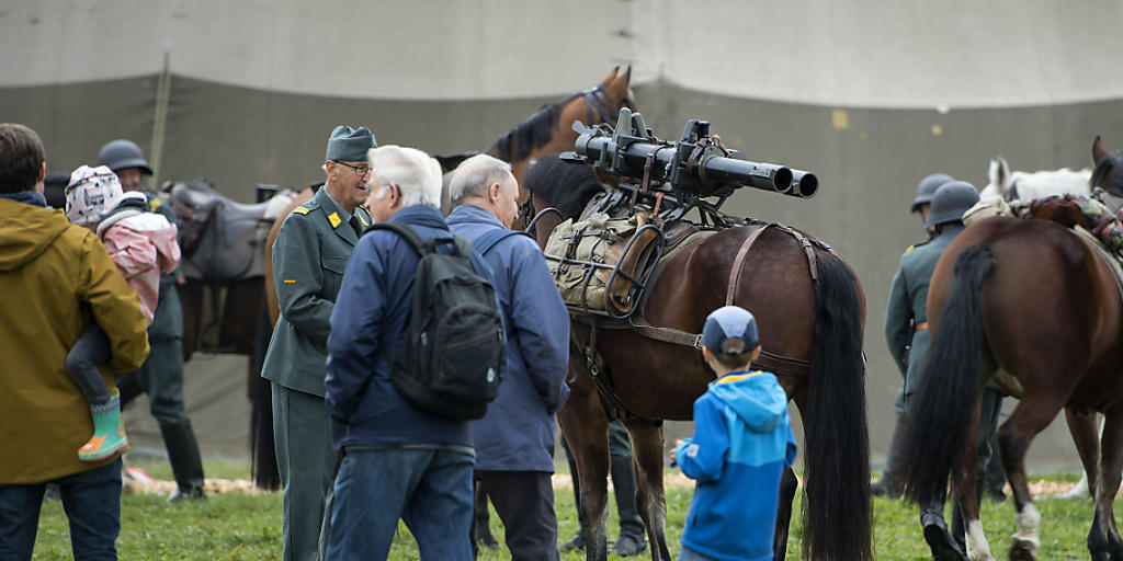 Zuschauer verfolgen am Freitagmorgen Vorbereitungen von ehemaligen Kavalleristen für die Armeeschau in Thun.