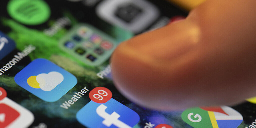 Facebook-Nutzer können neu Daten, die der US-Konzern von anderen Websites und Apps bekommt, von ihrem Profil entwirren. Die Daten an sich bleiben jedoch für Facebook erhalten. (Themenbild)