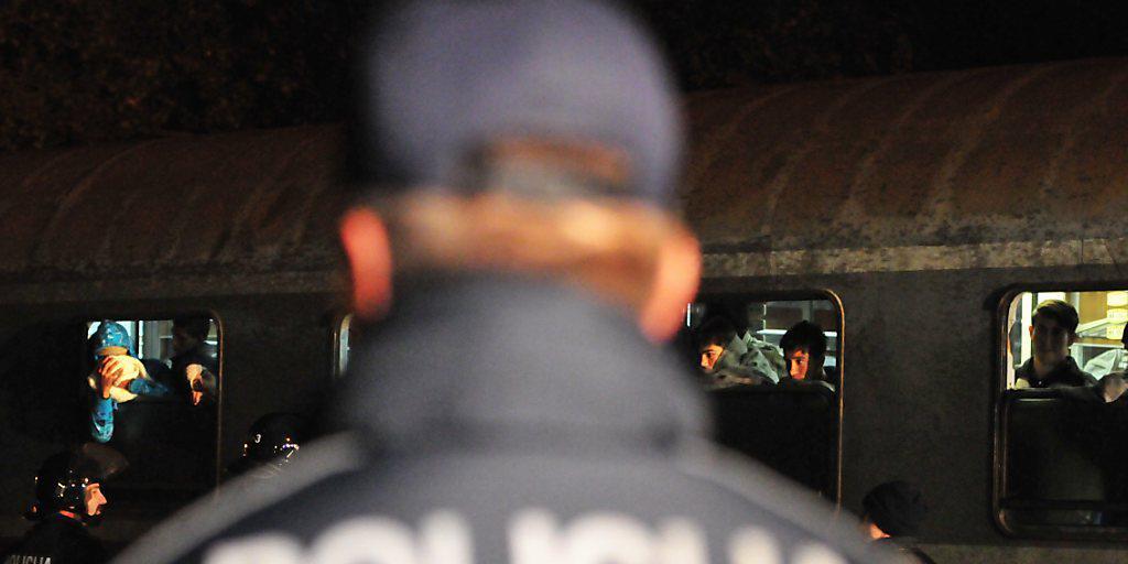 Flüchtlinge in einem Zug erreichen die Grenze zwischen Kroatien und Slowenien - die slowenische Polizei erhält in der Krise Unterstützung durch die Armee.