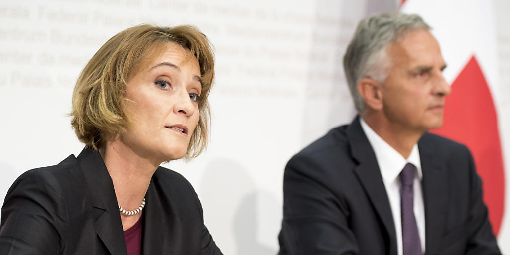 Pascale Baeriswyl, neu ernannte Staatssekretärin im EDA, spricht an der Seite von Bundesrat Didier Burkhalter im Medienzentrum Bundeshaus in Bern.