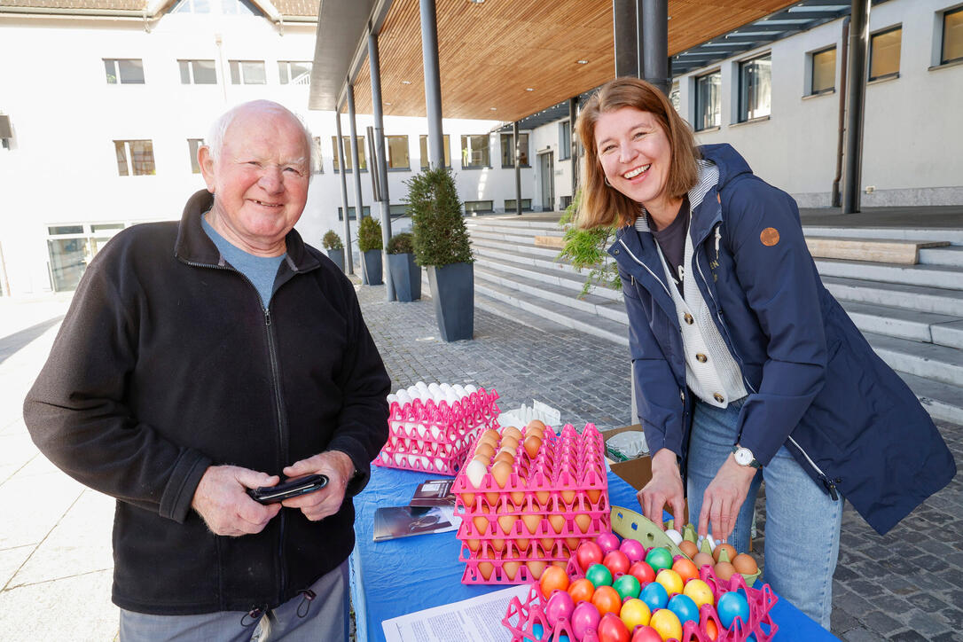 Karfreitagseierverkauf auf dem Dorfplatz von Eschen