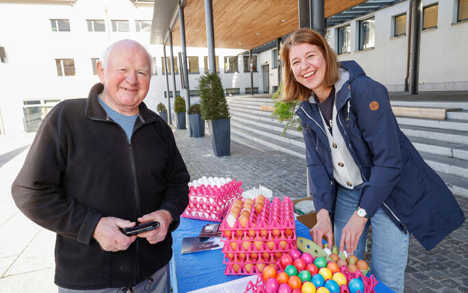 Karfreitagseierverkauf auf dem Dorfplatz von Eschen