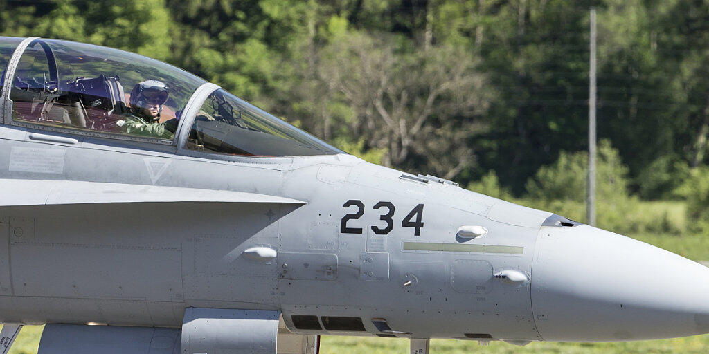 Die Ursachen der Risse werden untersucht. Im Bild ist ein F/A-18 Jet bei der Landung auf dem Militärflugplatz Unterbach in Meiringen im vergangenen Mai.