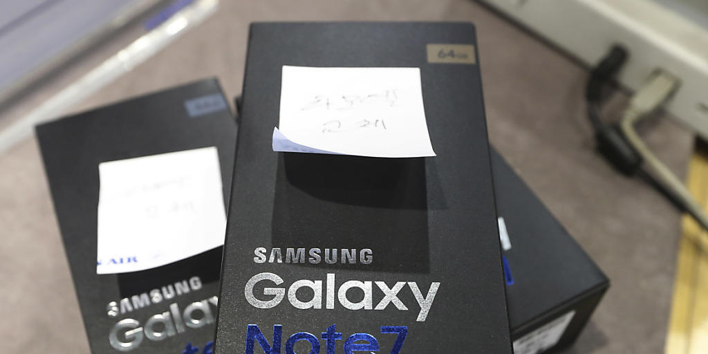 Im Oktober stellte Samsung die Produktion des Flaggschiffs Note 7 wegen Explosionsgefahr ein. Nun nehmen die Südkoreaner offenbar einen neuen Anlauf - mit verbessertem Akku. (Archiv)