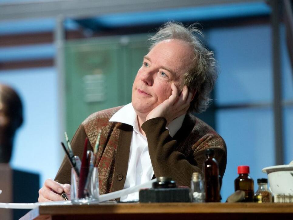 Der Schauspieler Martin Theuer in der Hauptrolle des F&auml;lschers Fritz Knobel im Theaterst&uuml;ck "Schtonk" an der W&uuml;rttembergischen Landesb&uuml;hne Esslingen. Im Film von Helmut Dietl hatte Uwe Ochsenknecht den Part gespielt.