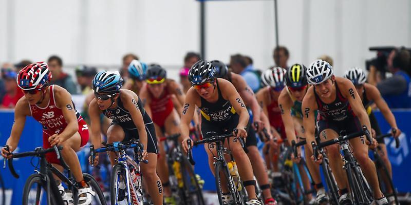 Triathletinnen nehmen an einem Wettkampf in Chicago teil (Symbolbild).