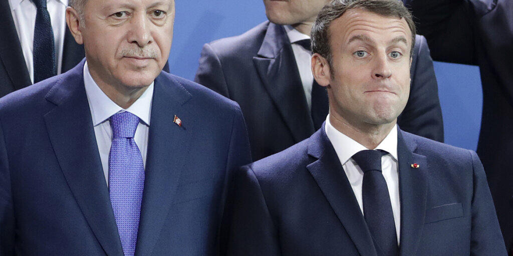 ARCHIV - Der türkische Präsident Recep Tayyip Erdogan (l) und Frankreichs Präsident Emmanuel Macron bei einer Konferenz im Januar 2020. Foto: Michael Sohn/AP/dpa