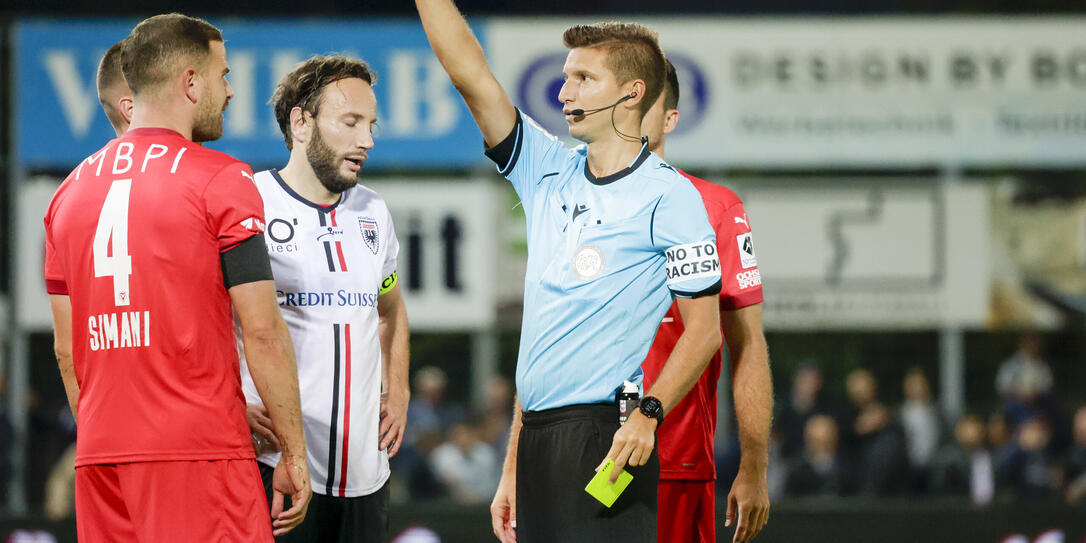 Luca Piccolo zeigt Denis Simani Rot für eine Tätlichkeit. Davor pfiff er einen sehr umstrittenen Penalty.