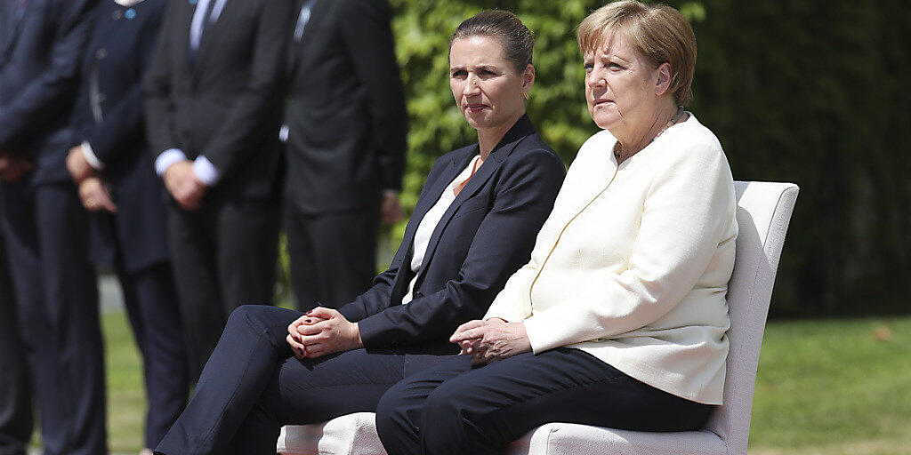 Hören sich die Landeshymnen im Sitzen an. Die deutsche Bundeskanzlerin Angela Merkel und die dänische Premierministerin Mette Frederiksen in Berlin.