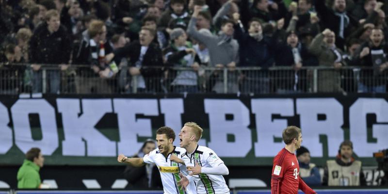 Fabian Johnson (links) und Oscar Wendt feiern ausgelassen, Bayern Captain Philipp Lahm trottet von dannen