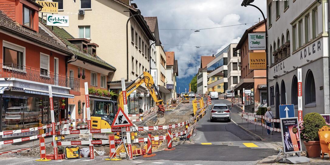 Im Sommer 2026 muss der Deckbelag der Herrengasse in Vaduz erneuert werden. Das Bild zeigt die Arbeiten vom Jahr 2024.