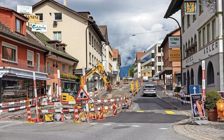 Im Sommer 2026 muss der Deckbelag der Herrengasse in Vaduz erneuert werden. Das Bild zeigt die Arbeiten vom Jahr 2024.