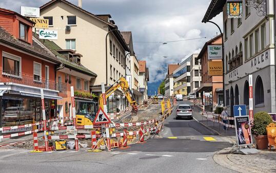 Im Sommer 2026 muss der Deckbelag der Herrengasse in Vaduz erneuert werden. Das Bild zeigt die Arbeiten vom Jahr 2024.