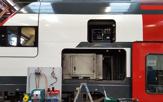 SBB rüstet Doppelstockwagen im Werk Olten auf: Moderne Wärmepumpen heizen und kühlen - und reduzieren den Stromverbrauch.