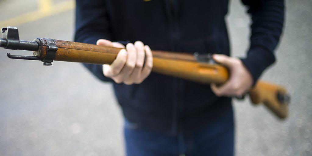 Mit einer einzigen Online-Abfrage hat die Polizei die Möglichkeit, Informationen zu Erwerb, Besitz oder Verbleib von Feuerwaffen aus den verschiedenen kantonalen Waffenregistern zu erhalten. (Symbolbild)