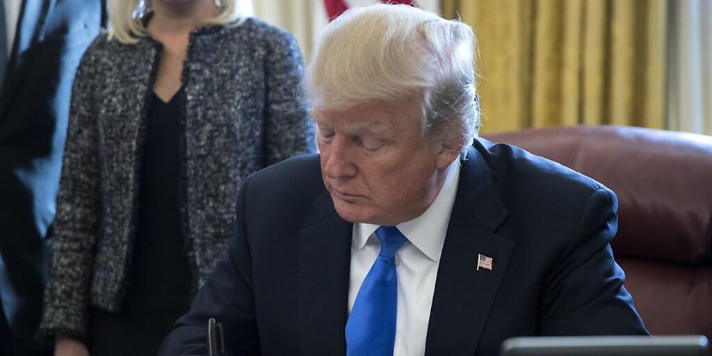 Mit der Unterschrift unter den Gesetzentwurf hat US-Präsident Donald Trump nach der Zustimmung von Kongress und Senat die Lähmung der US-Verwaltung aufgehoben. (Archivbild)