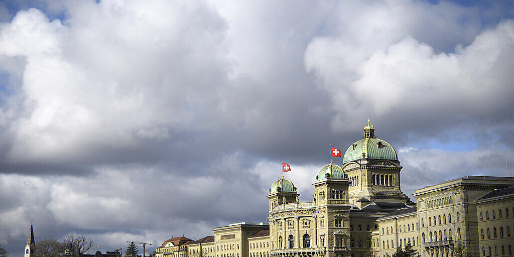 Im Bundeshaus herrscht in den nächsten drei Wochen wieder Hochbetrieb. Wegen des Coronavirus haben Besucher an der Frühjahrssession jedoch keinen Zugang zum Parlamentsgebäude. (Archivbild)