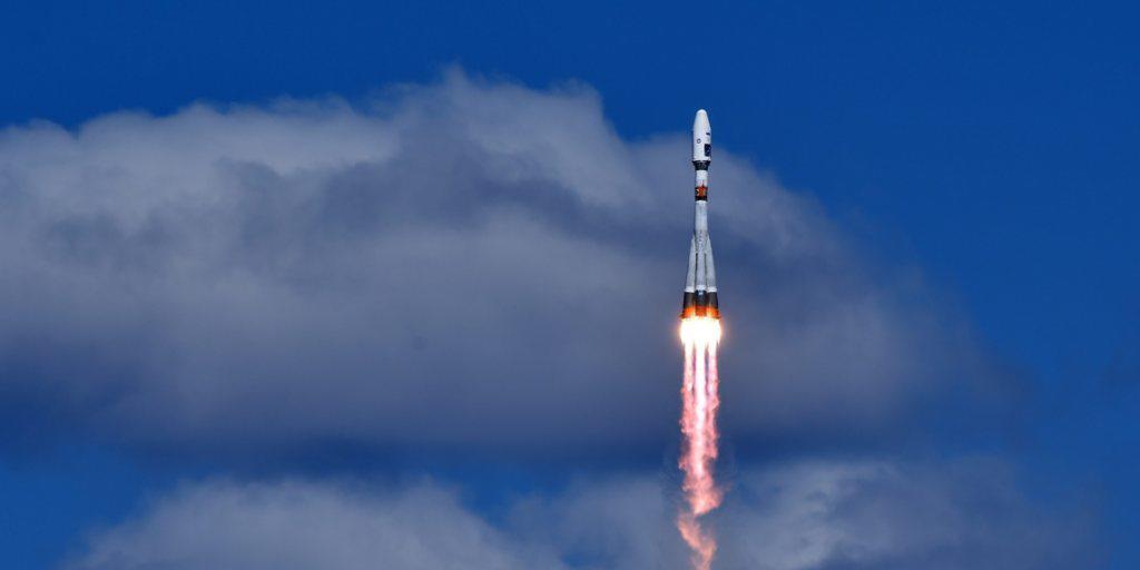 Mt einem Tag Verspätung doch noch gestartet: Die Sojus-2.1a-Rakete ist die erste, die vom neuen russischen Weltraumbahnhof Wostotschny abhob. Sie bringt drei Satelliten in die Erdumlaufbahn.