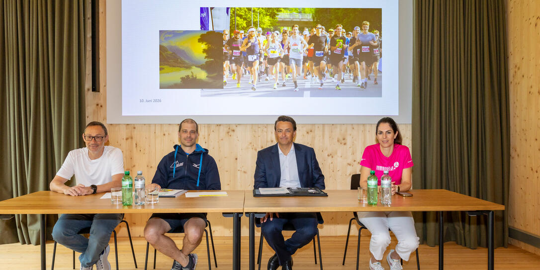 Urs Quaderer (Läufervertreter), Christof Willinger (OK-Präsident), Florian Kaiser (Vertreter LGT) und Karin Schöb-Müller (Pink Ribbon) (v.l.).