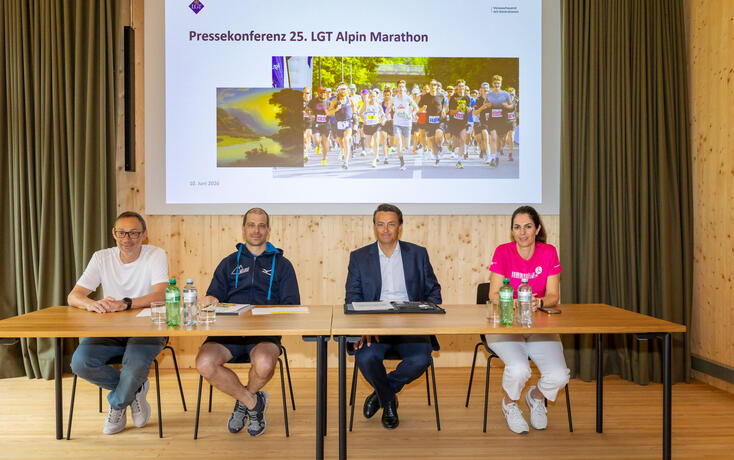 Urs Quaderer (L&auml;ufervertreter), Christof Willinger (OK-Pr&auml;sident), Florian Kaiser (Vertreter LGT) und Karin Sch&ouml;b-M&uuml;ller (Pink Ribbon) (v.l.).
