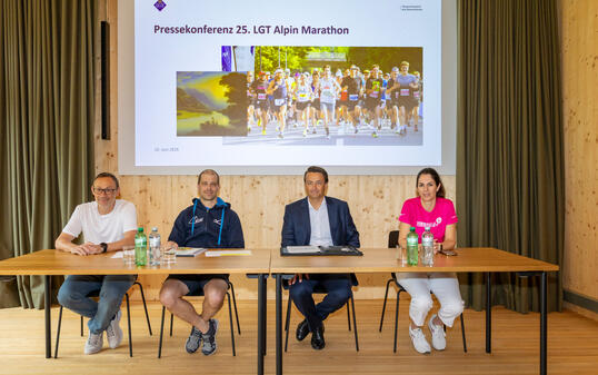 Urs Quaderer (L&auml;ufervertreter), Christof Willinger (OK-Pr&auml;sident), Florian Kaiser (Vertreter LGT) und Karin Sch&ouml;b-M&uuml;ller (Pink Ribbon) (v.l.).