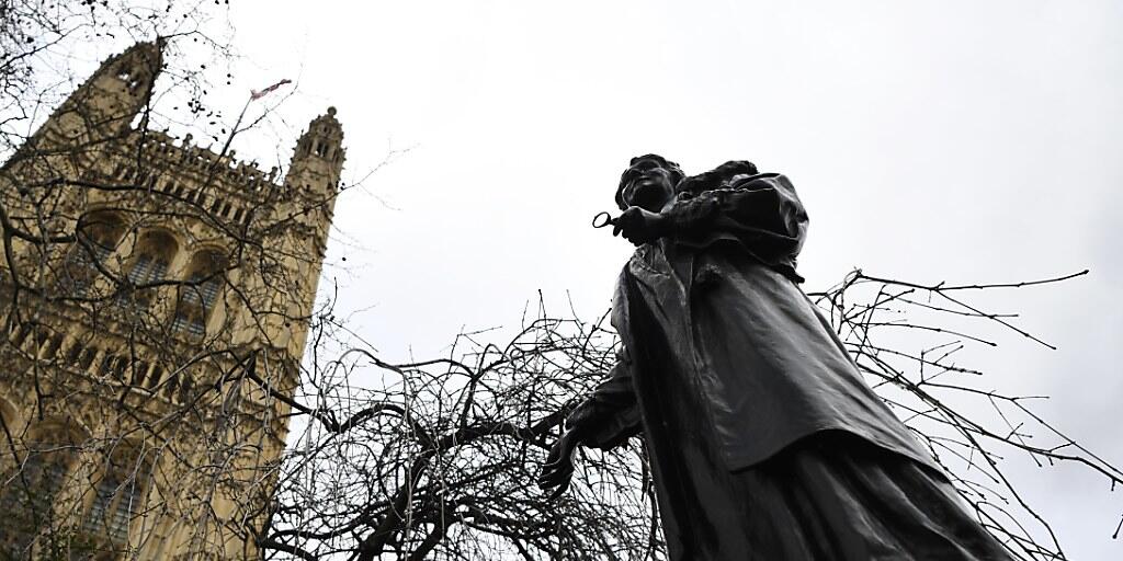 Eine Statue der Frauenrechtlerin Emmeline Pankhurst neben dem britischen Parlament. (Archiv)