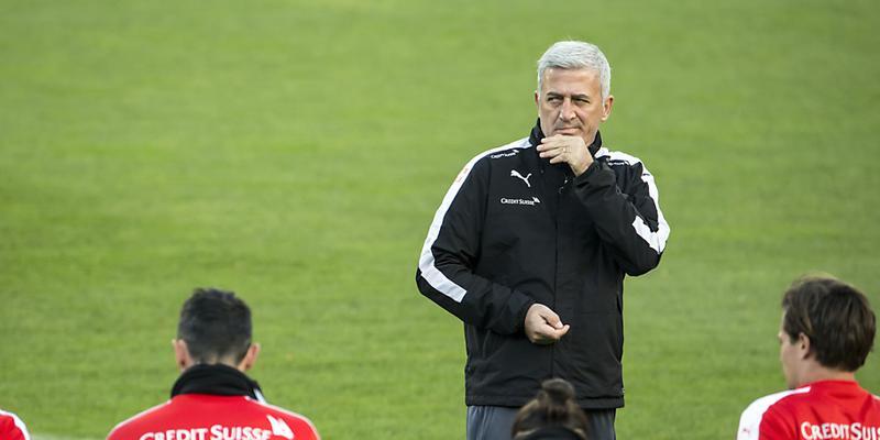 Trainer Vladimir Petkovic instruiert seine Natispieler