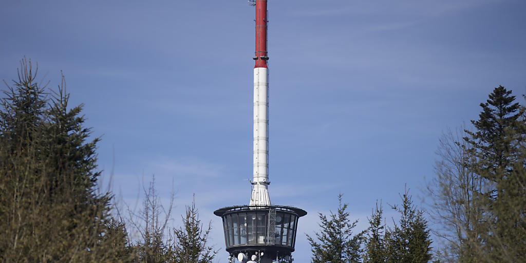 Noch in diesem Jahr können einige Swisscom-Kunden mit bis zu 800 Megabit pro Sekunde (Mbit/s) surfen. Das ist ein neuer Rekord in der Schweiz. (Symbolbild Sendeturm Bantiger Gipfel).