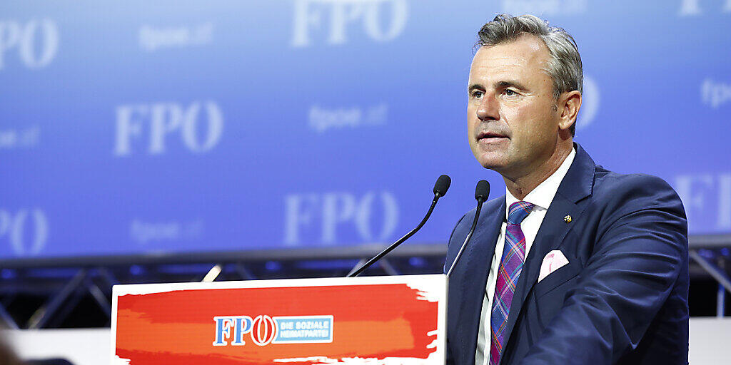 Zwei Wochen vor der Nationalratswahl in Österreich ist Norbert Hofer zum neuen Parteivorsitzenden der rechten FPÖ gewählt worden. Hofer galt bisher als moderates Gesicht der Partei, Kritiker vermuteten in ihm aber auch immer wieder den sogenannten Wolf im Schafspelz.