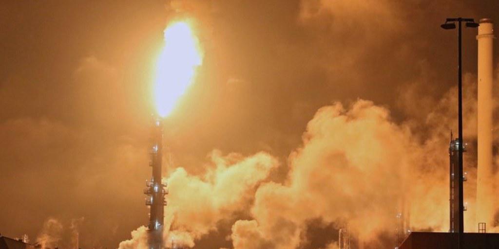 In Europas grösster Raffinerie ist in der Nacht zum Sonntag ein Feuer ausgebrochen. In Europas grösster Raffinerie ist in der Nacht zum Sonntag ein Feuer ausgebrochen.