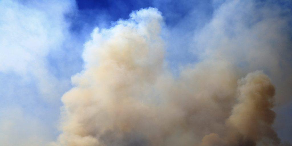 Dicke Rauchwolken zeugen von Gefechten zwischen türkischen Soldaten und PKK-Kämpfern im Lice Distrikt.
